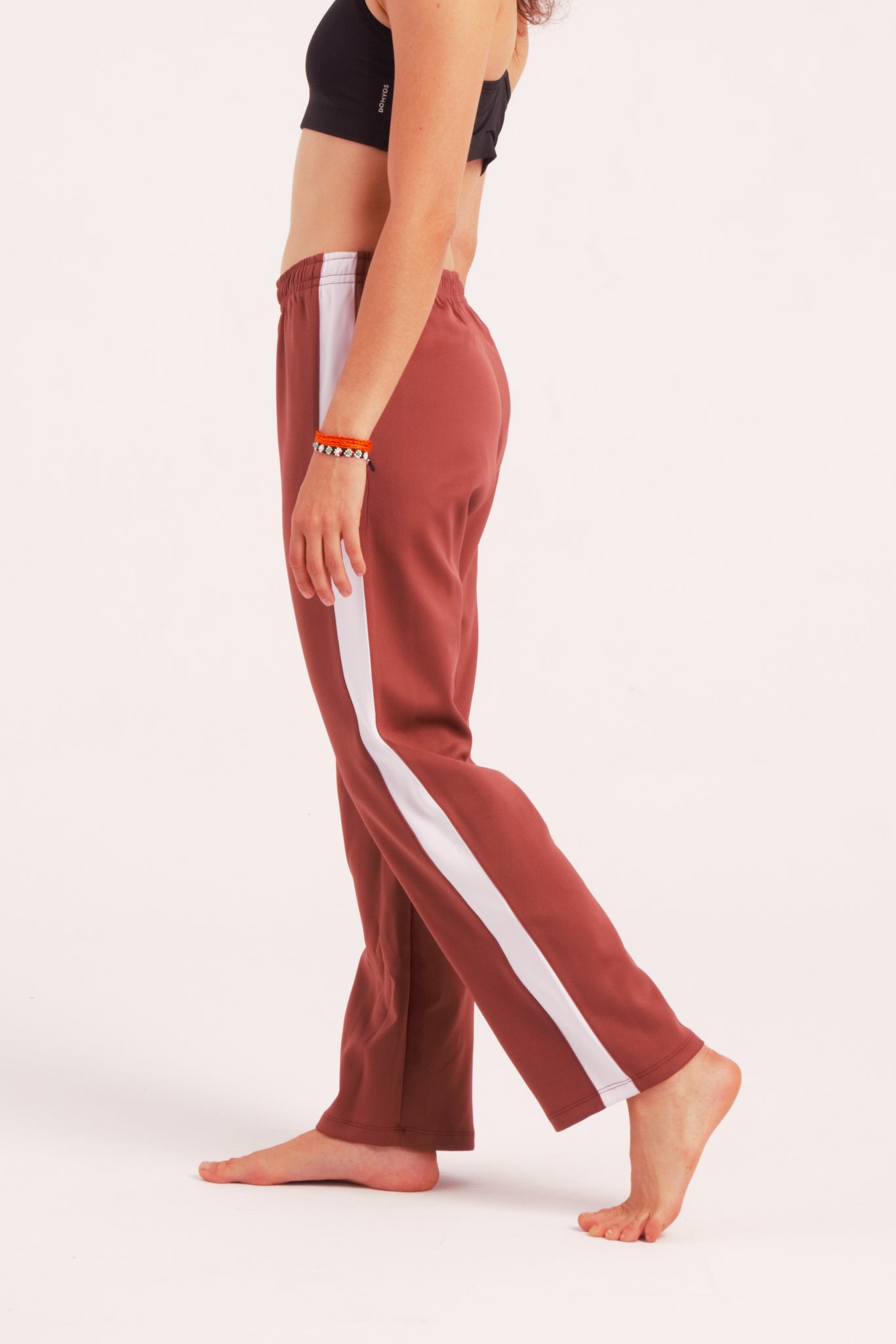 Nuestro Pantalón de Danza Contemporánea es un pantalón de danza técnico unisex para entrenamiento de baile, danza contemporánea, acrobacia, yoga, artes marciales, pilates y cualquier disciplina vinculada al movimiento. Ideal para el trabajo de suelo, con un tejido resistente, deslizante y super absorbente.