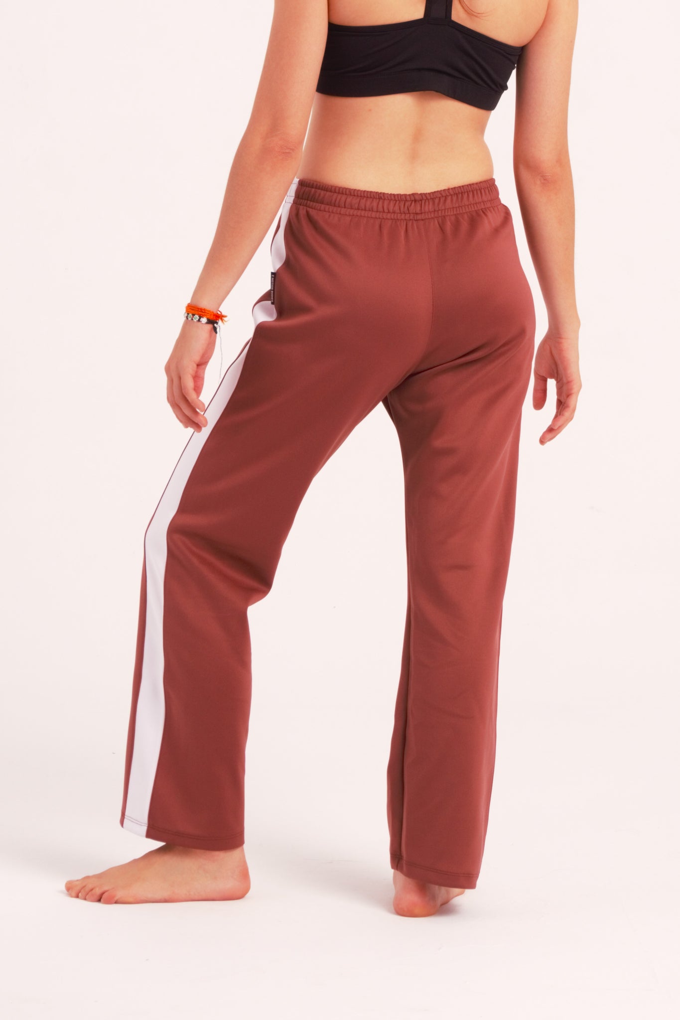 Nuestro Pantalón de Danza Contemporánea es un pantalón de danza técnico unisex para entrenamiento de baile, danza contemporánea, acrobacia, yoga, artes marciales, pilates y cualquier disciplina vinculada al movimiento. Ideal para el trabajo de suelo, con un tejido resistente, deslizante y super absorbente.