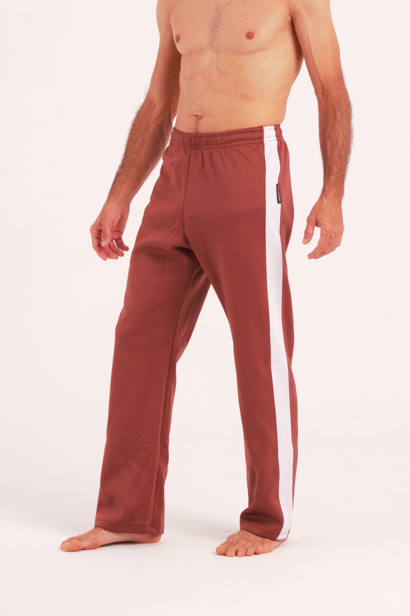 Nuestro Pantalón de Danza Contemporánea es un pantalón de danza técnico unisex para entrenamiento de baile, danza contemporánea, acrobacia, yoga, artes marciales, pilates y cualquier disciplina vinculada al movimiento. Ideal para el trabajo de suelo, con un tejido resistente, deslizante y super absorbente.