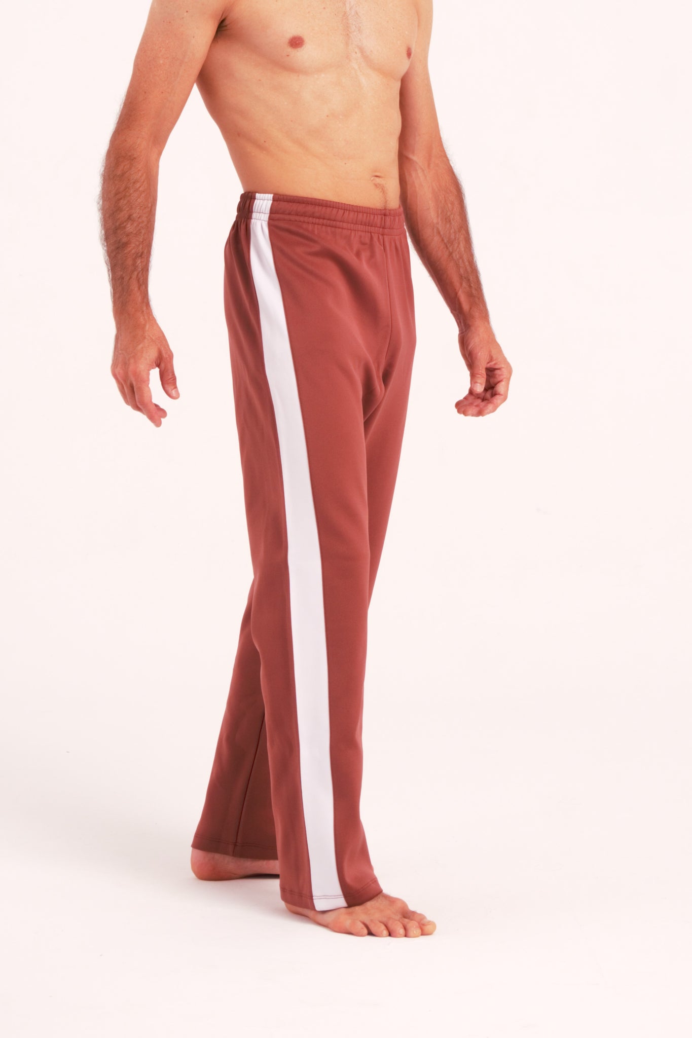 Nuestro Pantalón de Danza Contemporánea es un pantalón de danza técnico unisex para entrenamiento de baile, danza contemporánea, acrobacia, yoga, artes marciales, pilates y cualquier disciplina vinculada al movimiento. Ideal para el trabajo de suelo, con un tejido resistente, deslizante y super absorbente.