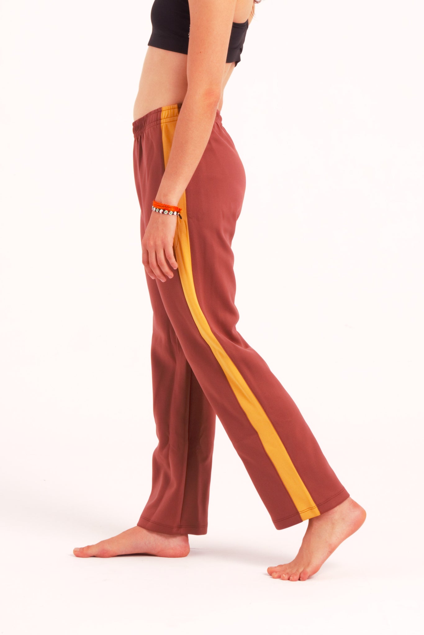 Nuestro Pantalón de Danza Contemporánea es un pantalón de danza técnico unisex para entrenamiento de baile, danza contemporánea, acrobacia, yoga, artes marciales, pilates y cualquier disciplina vinculada al movimiento. Ideal para el trabajo de suelo, con un tejido resistente, deslizante y super absorbente.