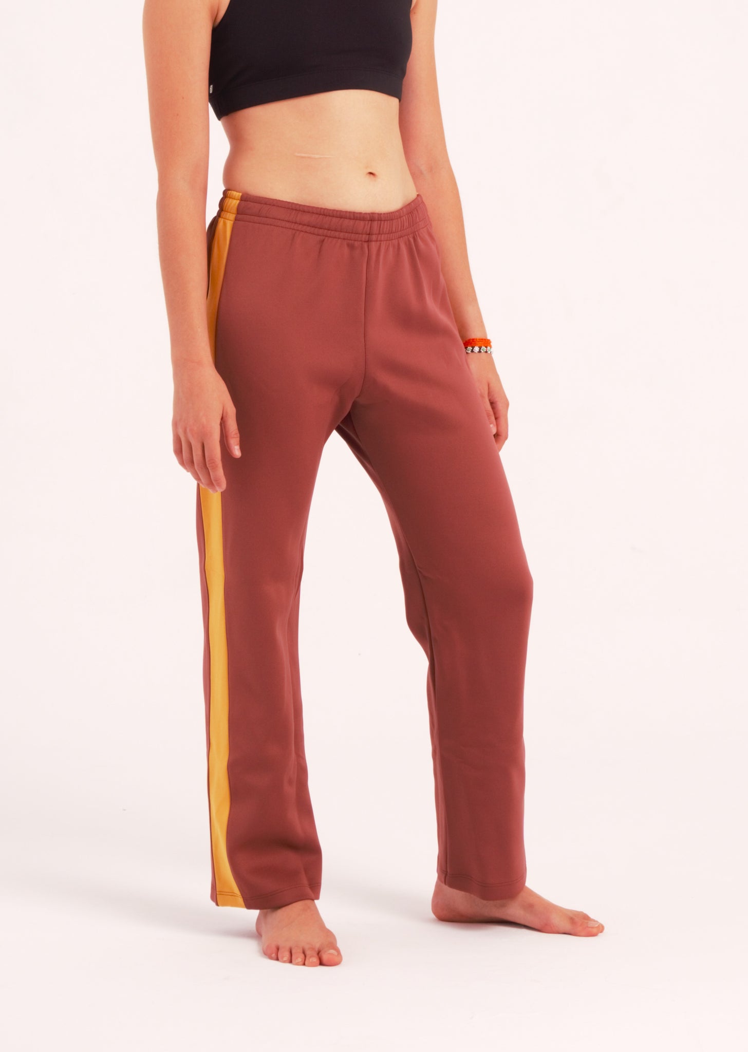 Nuestro Pantalón de Danza Contemporánea es un pantalón de danza técnico unisex para entrenamiento de baile, danza contemporánea, acrobacia, yoga, artes marciales, pilates y cualquier disciplina vinculada al movimiento. Ideal para el trabajo de suelo, con un tejido resistente, deslizante y super absorbente.