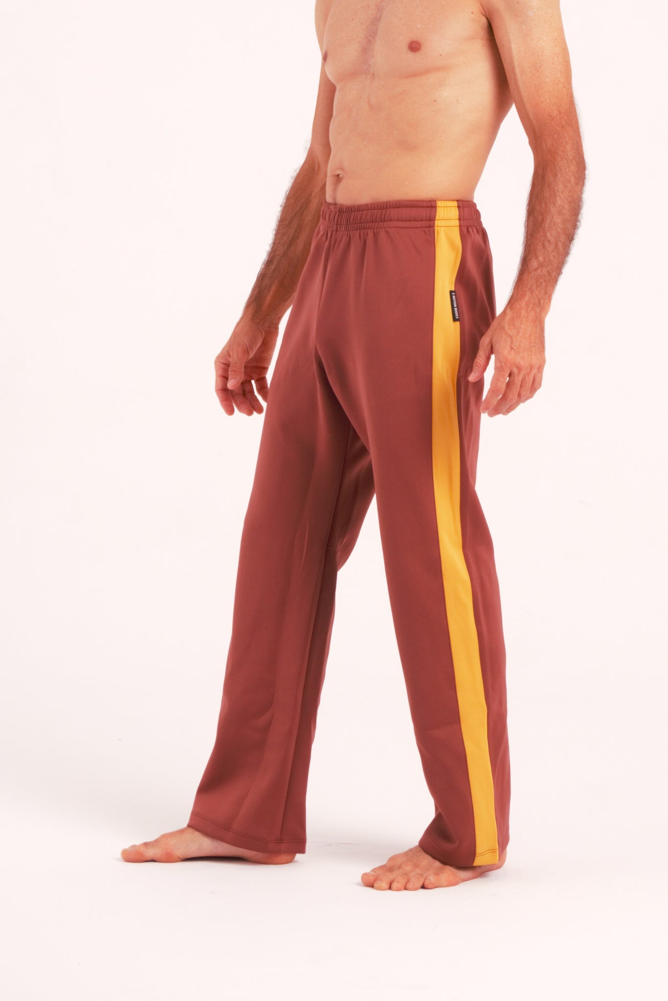 Nuestro Pantalón de Danza Contemporánea es un pantalón de danza técnico unisex para entrenamiento de baile, danza contemporánea, acrobacia, yoga, artes marciales, pilates y cualquier disciplina vinculada al movimiento. Ideal para el trabajo de suelo, con un tejido resistente, deslizante y super absorbente.