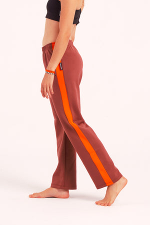 Nuestro Pantalón de Danza Contemporánea es un pantalón de danza técnico unisex para entrenamiento de baile, danza contemporánea, acrobacia, yoga, artes marciales, pilates y cualquier disciplina vinculada al movimiento. Ideal para el trabajo de suelo, con un tejido resistente, deslizante y super absorbente.