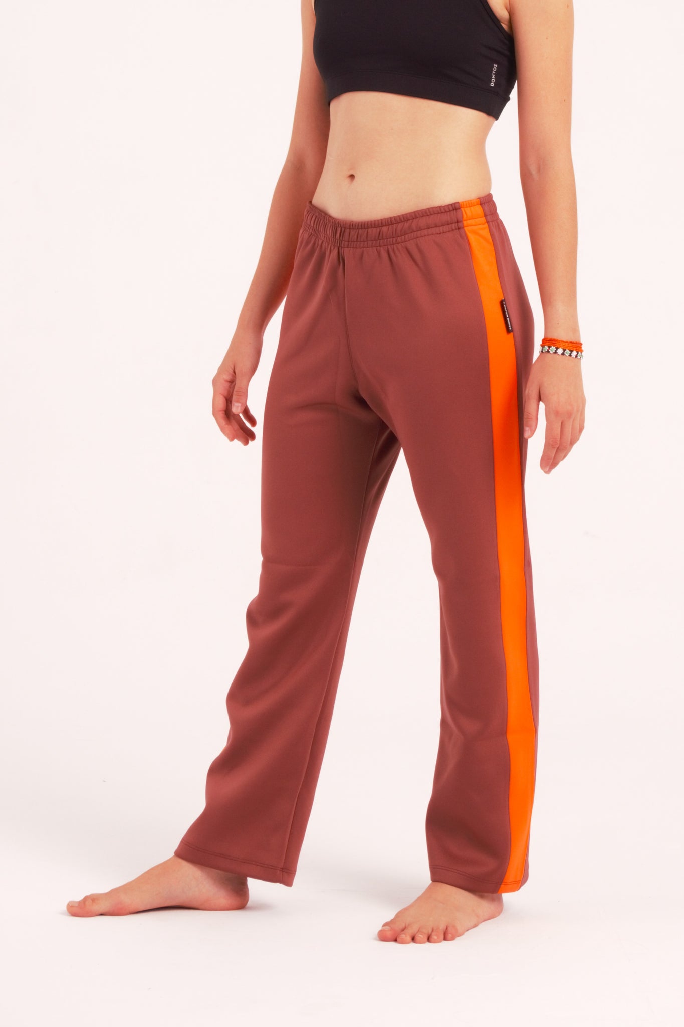 Nuestro Pantalón de Danza Contemporánea es un pantalón de danza técnico unisex para entrenamiento de baile, danza contemporánea, acrobacia, yoga, artes marciales, pilates y cualquier disciplina vinculada al movimiento. Ideal para el trabajo de suelo, con un tejido resistente, deslizante y super absorbente.