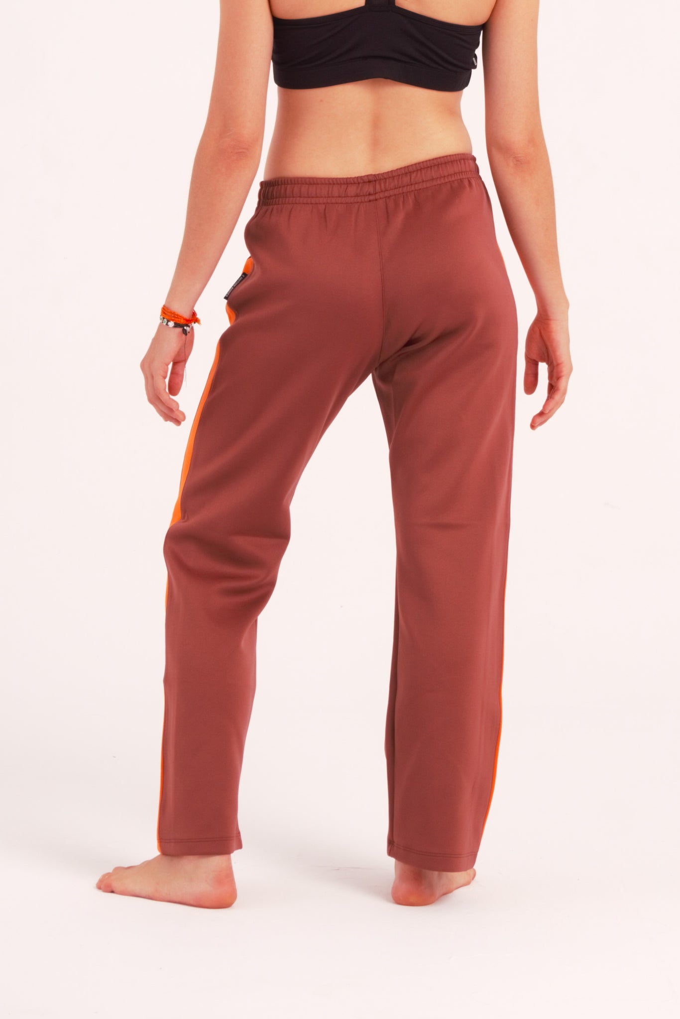 Nuestro Pantalón de Danza Contemporánea es un pantalón de danza técnico unisex para entrenamiento de baile, danza contemporánea, acrobacia, yoga, artes marciales, pilates y cualquier disciplina vinculada al movimiento. Ideal para el trabajo de suelo, con un tejido resistente, deslizante y super absorbente.