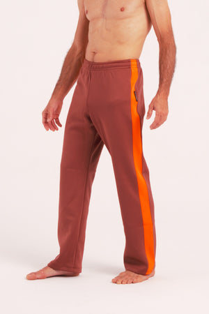 Nuestro Pantalón de Danza Contemporánea es un pantalón de danza técnico unisex para entrenamiento de baile, danza contemporánea, acrobacia, yoga, artes marciales, pilates y cualquier disciplina vinculada al movimiento. Ideal para el trabajo de suelo, con un tejido resistente, deslizante y super absorbente.