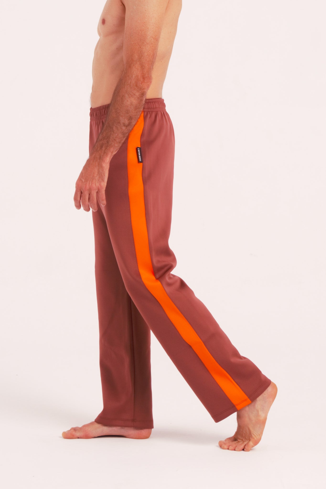 Nuestro Pantalón de Danza Contemporánea es un pantalón de danza técnico unisex para entrenamiento de baile, danza contemporánea, acrobacia, yoga, artes marciales, pilates y cualquier disciplina vinculada al movimiento. Ideal para el trabajo de suelo, con un tejido resistente, deslizante y super absorbente.