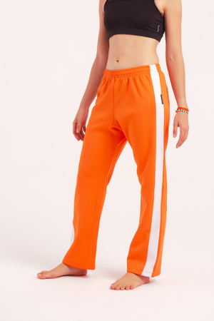 Nuestro Pantalón de Danza Contemporánea es un pantalón de danza técnico unisex para entrenamiento de baile, danza contemporánea, acrobacia, yoga, artes marciales, pilates y cualquier disciplina vinculada al movimiento. Ideal para el trabajo de suelo, con un tejido resistente, deslizante y super absorbente.