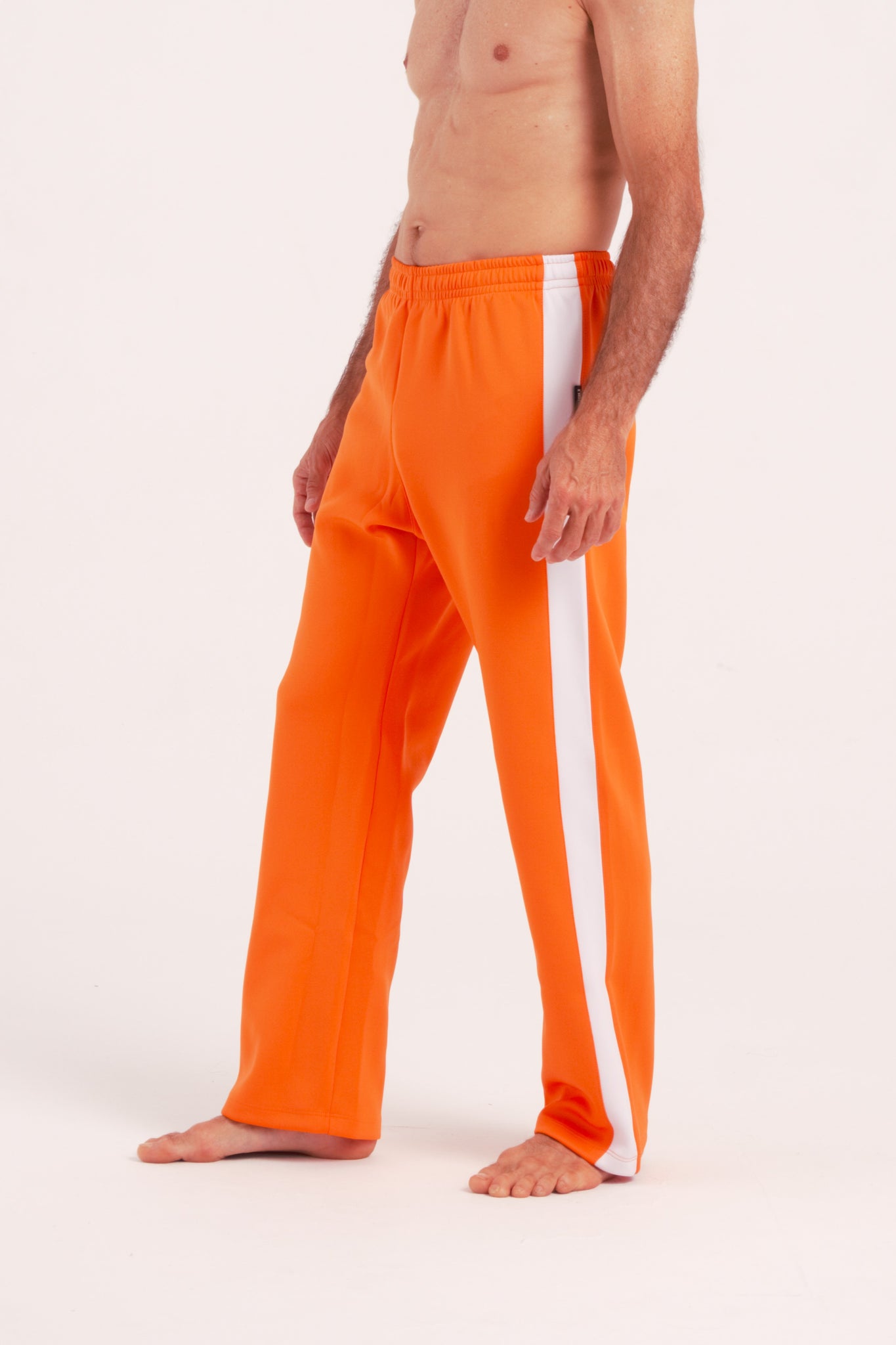 Nuestro Pantalón de Danza Contemporánea es un pantalón de danza técnico unisex para entrenamiento de baile, danza contemporánea, acrobacia, yoga, artes marciales, pilates y cualquier disciplina vinculada al movimiento. Ideal para el trabajo de suelo, con un tejido resistente, deslizante y super absorbente.