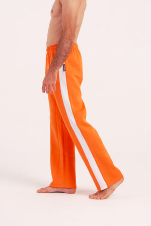 Nuestro Pantalón de Danza Contemporánea es un pantalón de danza técnico unisex para entrenamiento de baile, danza contemporánea, acrobacia, yoga, artes marciales, pilates y cualquier disciplina vinculada al movimiento. Ideal para el trabajo de suelo, con un tejido resistente, deslizante y super absorbente.