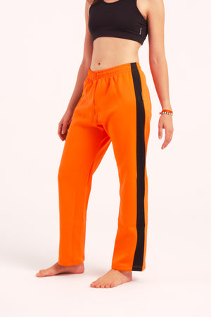 Nuestro Pantalón de Danza Contemporánea es un pantalón de danza técnico unisex para entrenamiento de baile, danza contemporánea, acrobacia, yoga, artes marciales, pilates y cualquier disciplina vinculada al movimiento. Ideal para el trabajo de suelo, con un tejido resistente, deslizante y super absorbente.