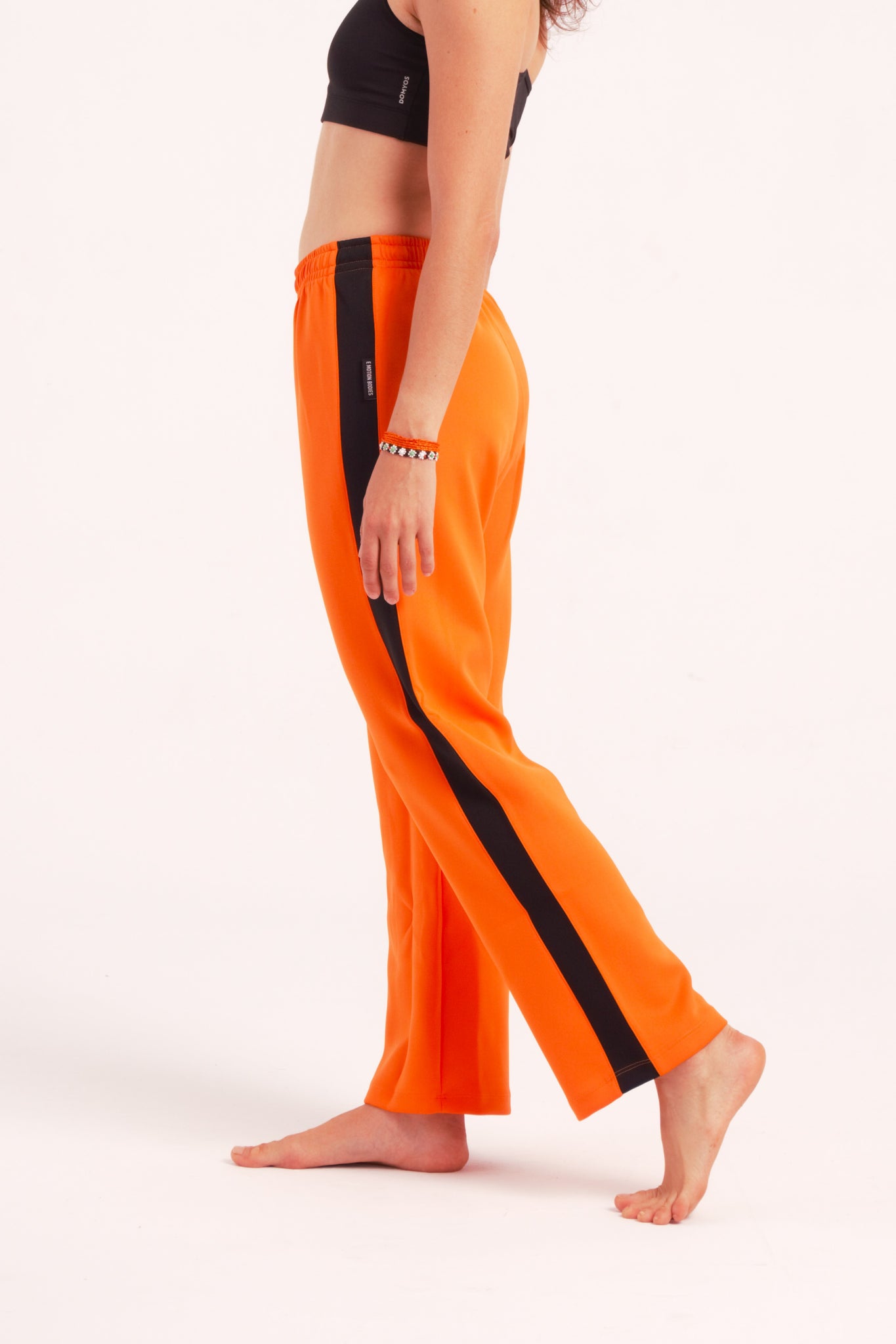 Nuestro Pantalón de Danza Contemporánea es un pantalón de danza técnico unisex para entrenamiento de baile, danza contemporánea, acrobacia, yoga, artes marciales, pilates y cualquier disciplina vinculada al movimiento. Ideal para el trabajo de suelo, con un tejido resistente, deslizante y super absorbente.