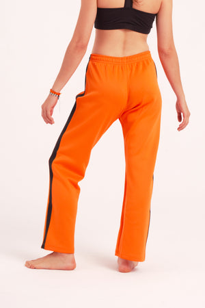 Nuestro Pantalón de Danza Contemporánea es un pantalón de danza técnico unisex para entrenamiento de baile, danza contemporánea, acrobacia, yoga, artes marciales, pilates y cualquier disciplina vinculada al movimiento. Ideal para el trabajo de suelo, con un tejido resistente, deslizante y super absorbente.