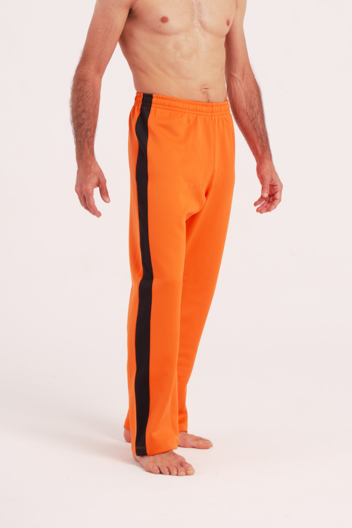 Nuestro Pantalón de Danza Contemporánea es un pantalón de danza técnico unisex para entrenamiento de baile, danza contemporánea, acrobacia, yoga, artes marciales, pilates y cualquier disciplina vinculada al movimiento. Ideal para el trabajo de suelo, con un tejido resistente, deslizante y super absorbente.