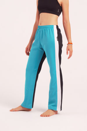 Nuestro Pantalón de Danza Contemporáneaes un pantalón de danza técnico unisex para entrenamiento de baile, danza contemporánea, acrobacia, yoga, artes marciales, pilates y cualquier disciplina vinculada al movimiento. Ideal para el trabajo de suelo, con un tejido resistente, deslizante y super absorbente. Color Turquesa, Blanco y Negro.