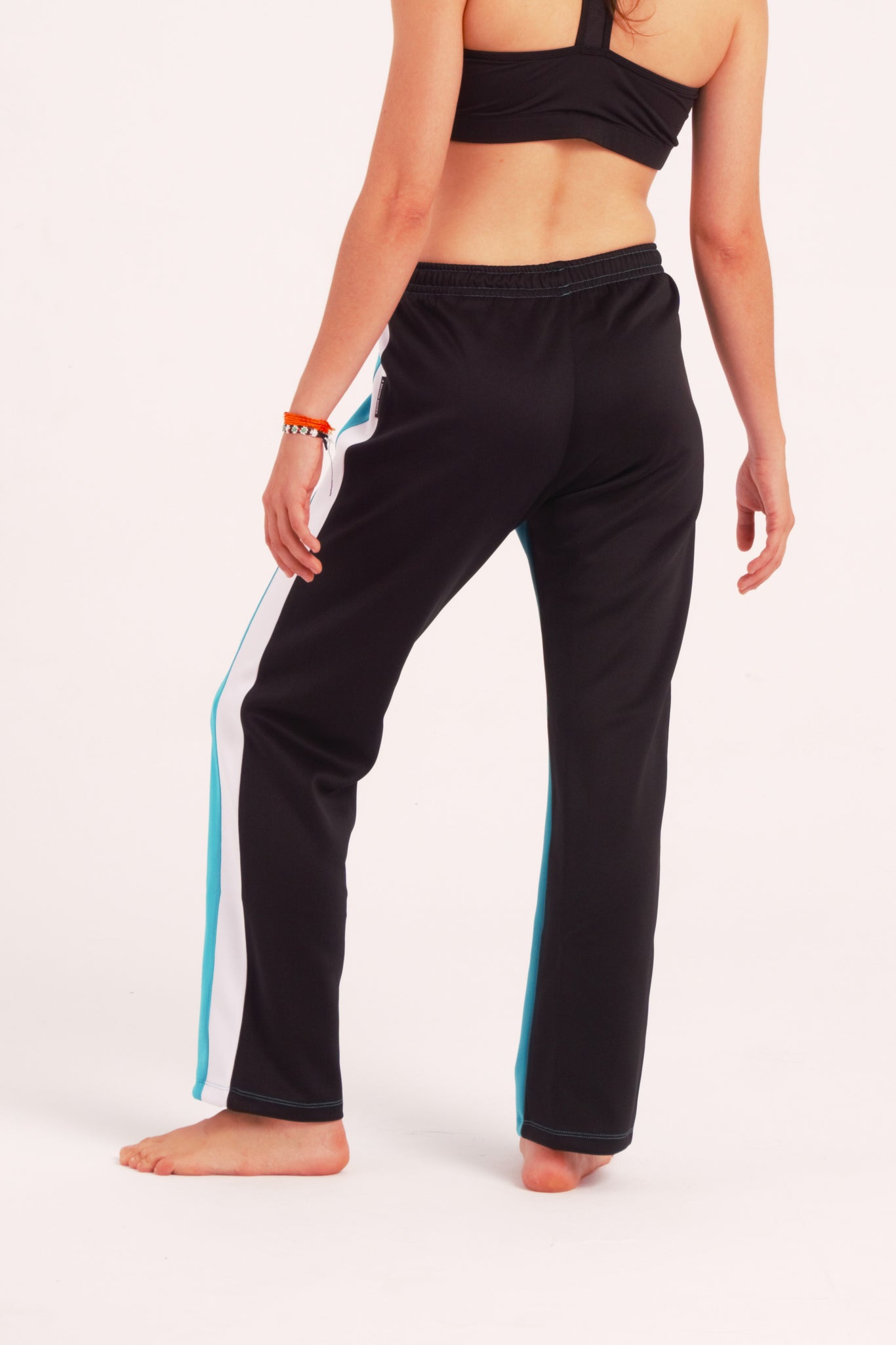 Nuestro Pantalón de Danza Contemporáneaes un pantalón de danza técnico unisex para entrenamiento de baile, danza contemporánea, acrobacia, yoga, artes marciales, pilates y cualquier disciplina vinculada al movimiento. Ideal para el trabajo de suelo, con un tejido resistente, deslizante y super absorbente. Color Turquesa, Blanco y Negro.