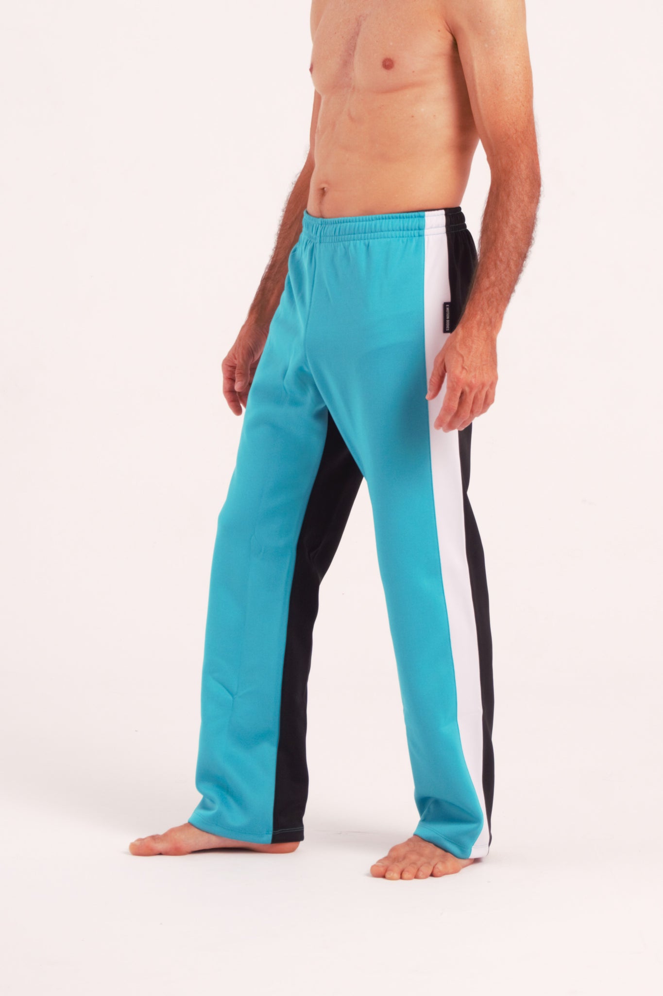 Nuestro Pantalón de Danza Contemporáneaes un pantalón de danza técnico unisex para entrenamiento de baile, danza contemporánea, acrobacia, yoga, artes marciales, pilates y cualquier disciplina vinculada al movimiento. Ideal para el trabajo de suelo, con un tejido resistente, deslizante y super absorbente. Color Turquesa, Blanco y Negro.