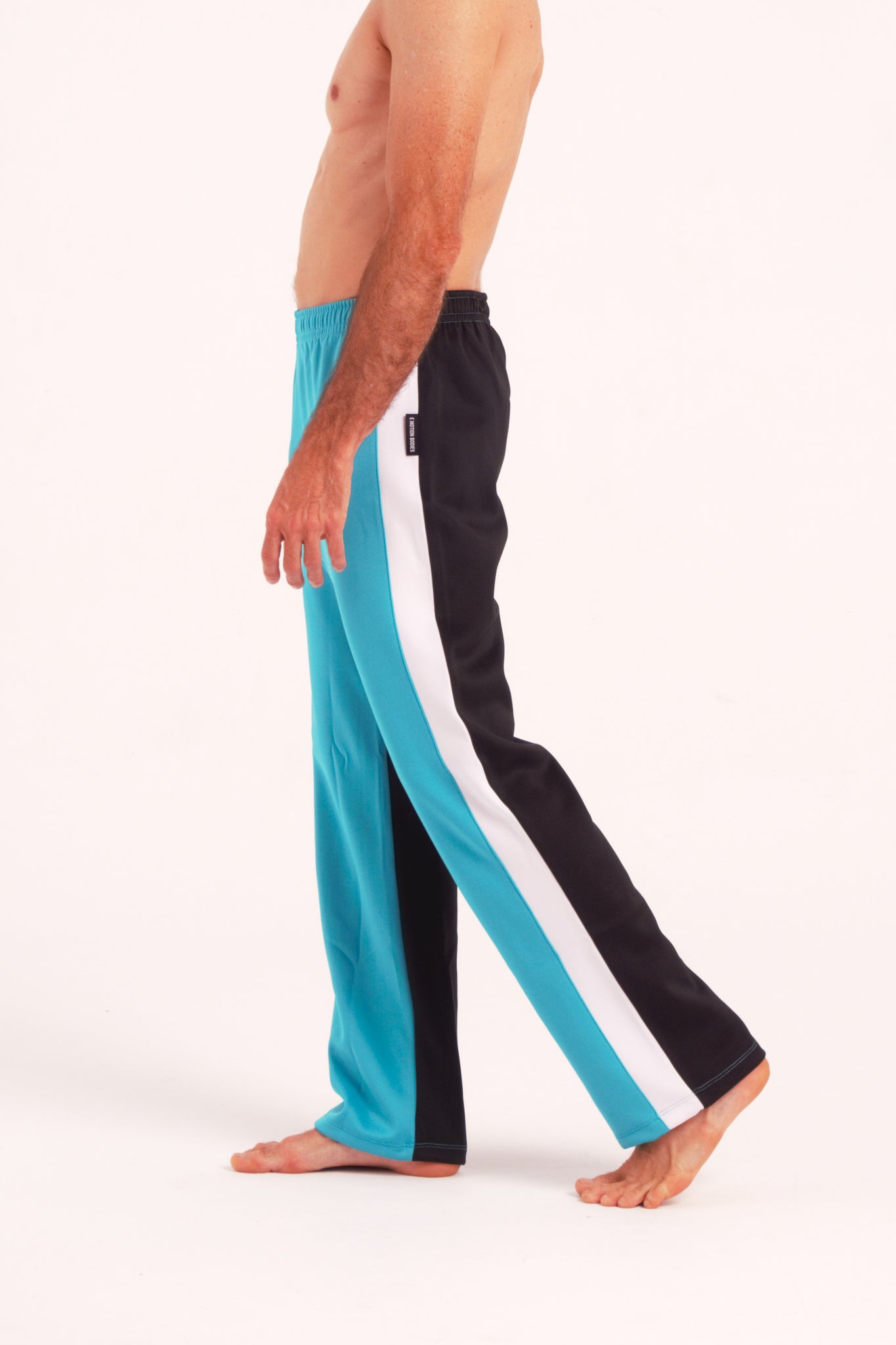 Nuestro Pantalón de Danza Contemporáneaes un pantalón de danza técnico unisex para entrenamiento de baile, danza contemporánea, acrobacia, yoga, artes marciales, pilates y cualquier disciplina vinculada al movimiento. Ideal para el trabajo de suelo, con un tejido resistente, deslizante y super absorbente. Color Turquesa, Blanco y Negro.