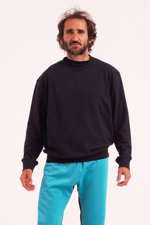 Sudaderas unisex de gran calidad, sin perchar y sin capucha. Es una sudadera ideal para la danza y el entrenamiento. Tejido de gran comodidad y grosor equilibrado de 240 gr/m2. con interior sin felpar, lo que evita un excesivo calor cuando estamos en movimiento. Composición de 60% Algodón / 40% Poliéster, garantizando una buena transpirabilidad y durabilidad, ideal también para el deslizamiento en suelo o floorwork.