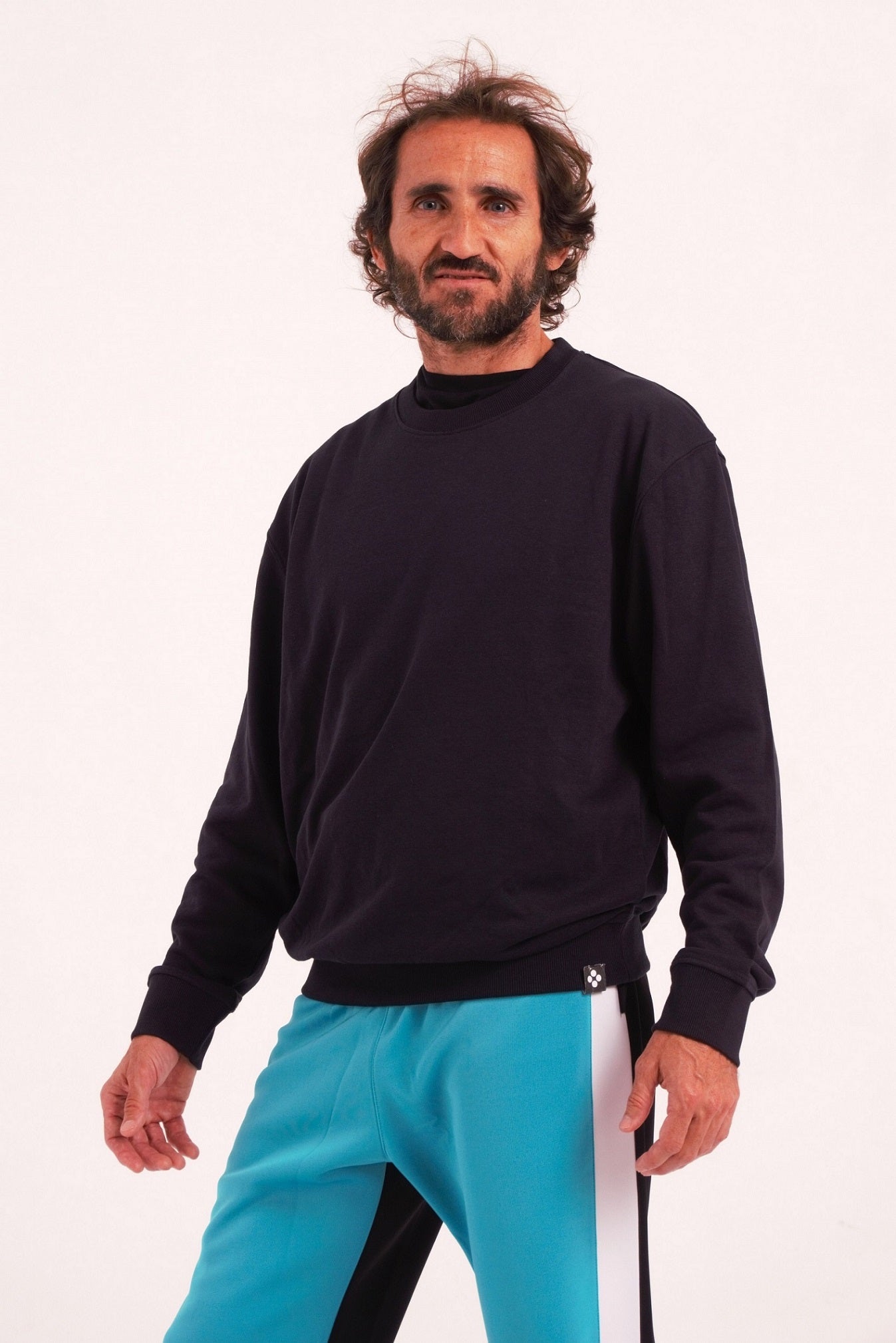 Sudaderas unisex de gran calidad, sin perchar y sin capucha. Es una sudadera ideal para la danza y el entrenamiento. Tejido de gran comodidad y grosor equilibrado de 240 gr/m2. con interior sin felpar, lo que evita un excesivo calor cuando estamos en movimiento. Composición de 60% Algodón / 40% Poliéster, garantizando una buena transpirabilidad y durabilidad, ideal también para el deslizamiento en suelo o floorwork.