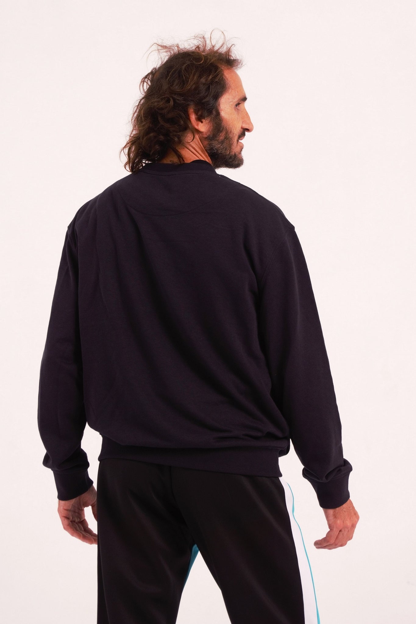 Sudaderas unisex de gran calidad, sin perchar y sin capucha. Es una sudadera ideal para la danza y el entrenamiento. Tejido de gran comodidad y grosor equilibrado de 240 gr/m2. con interior sin felpar, lo que evita un excesivo calor cuando estamos en movimiento. Composición de 60% Algodón / 40% Poliéster, garantizando una buena transpirabilidad y durabilidad, ideal también para el deslizamiento en suelo o floorwork.