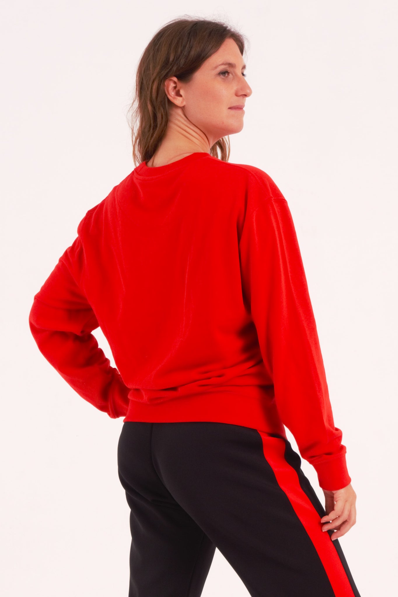 Sudaderas unisex de gran calidad, sin perchar y sin capucha. Es una sudadera ideal para la danza y el entrenamiento. Tejido de gran comodidad y grosor equilibrado de 240 gr/m2. con interior sin felpar, lo que evita un excesivo calor cuando estamos en movimiento. Composición de 60% Algodón / 40% Poliéster, garantizando una buena transpirabilidad y durabilidad, ideal también para el deslizamiento en suelo o floorwork.