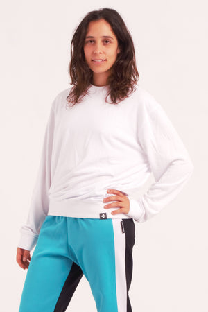 Sudaderas unisex de gran calidad, sin perchar y sin capucha. Es una sudadera ideal para la danza y el entrenamiento. Tejido de gran comodidad y grosor equilibrado de 240 gr/m2. con interior sin felpar, lo que evita un excesivo calor cuando estamos en movimiento. Composición de 60% Algodón / 40% Poliéster, garantizando una buena transpirabilidad y durabilidad, ideal también para el deslizamiento en suelo o floorwork.