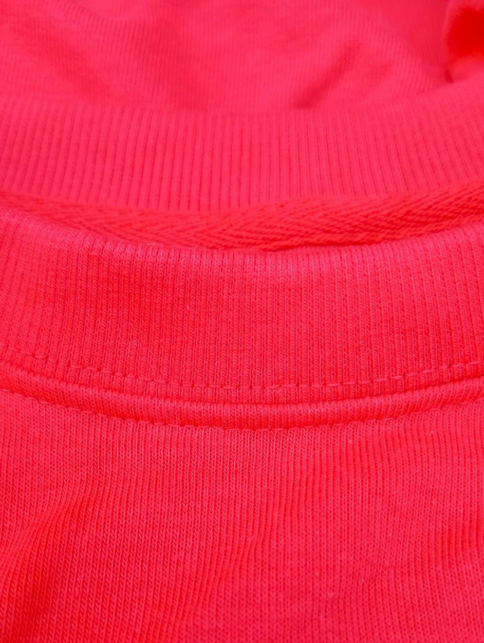 Sudaderas unisex de gran calidad, sin perchar y sin capucha. Es una sudadera ideal para la danza y el entrenamiento. Tejido de gran comodidad y grosor equilibrado de 240 gr/m2. con interior sin felpar, lo que evita un excesivo calor cuando estamos en movimiento. Composición de 60% Algodón / 40% Poliéster, garantizando una buena transpirabilidad y durabilidad, ideal también para el deslizamiento en suelo o floorwork.