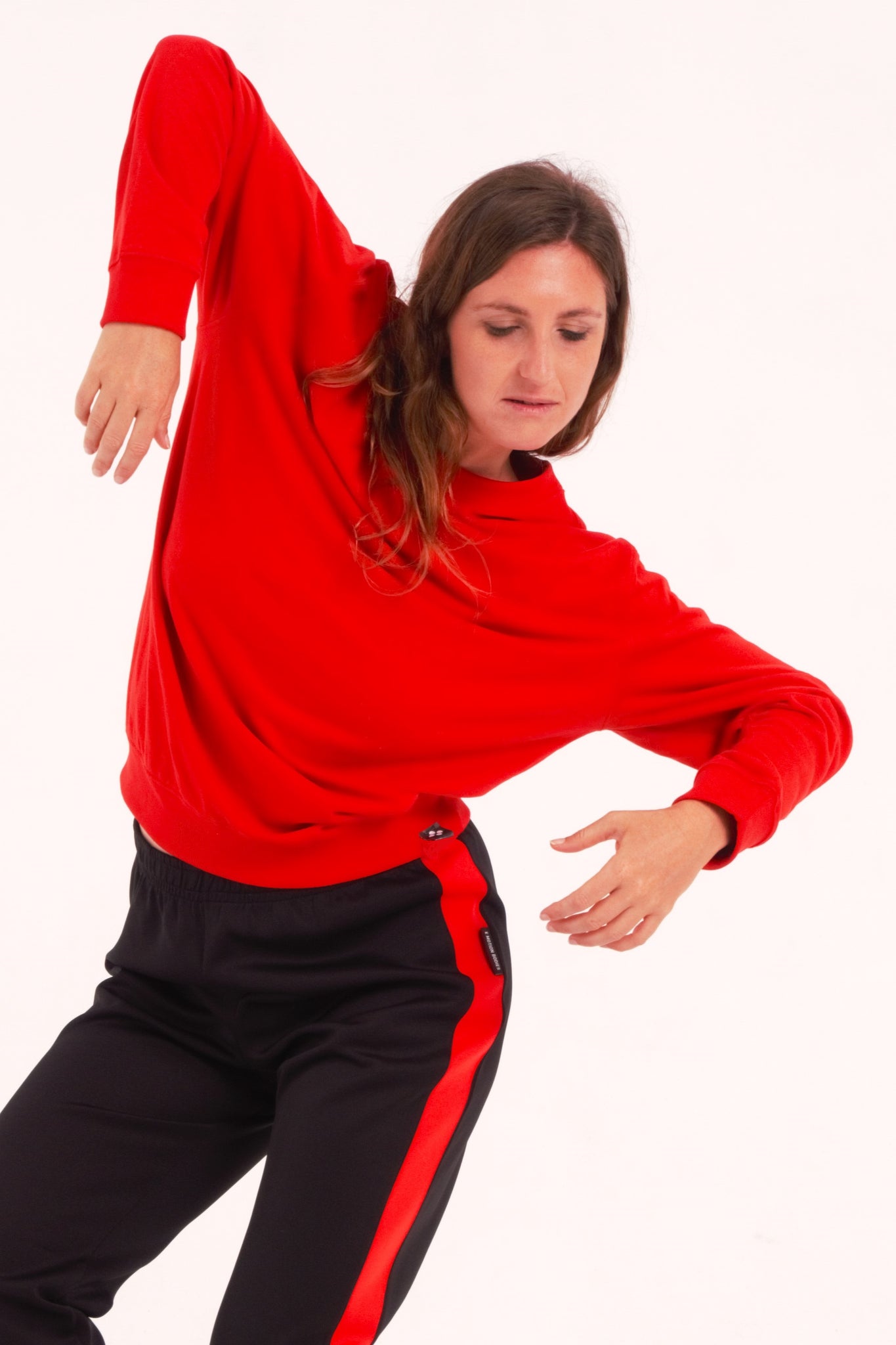 Sudaderas unisex de gran calidad, sin perchar y sin capucha. Es una sudadera ideal para la danza y el entrenamiento. Tejido de gran comodidad y grosor equilibrado de 240 gr/m2. con interior sin felpar, lo que evita un excesivo calor cuando estamos en movimiento. Composición de 60% Algodón / 40% Poliéster, garantizando una buena transpirabilidad y durabilidad, ideal también para el deslizamiento en suelo o floorwork.