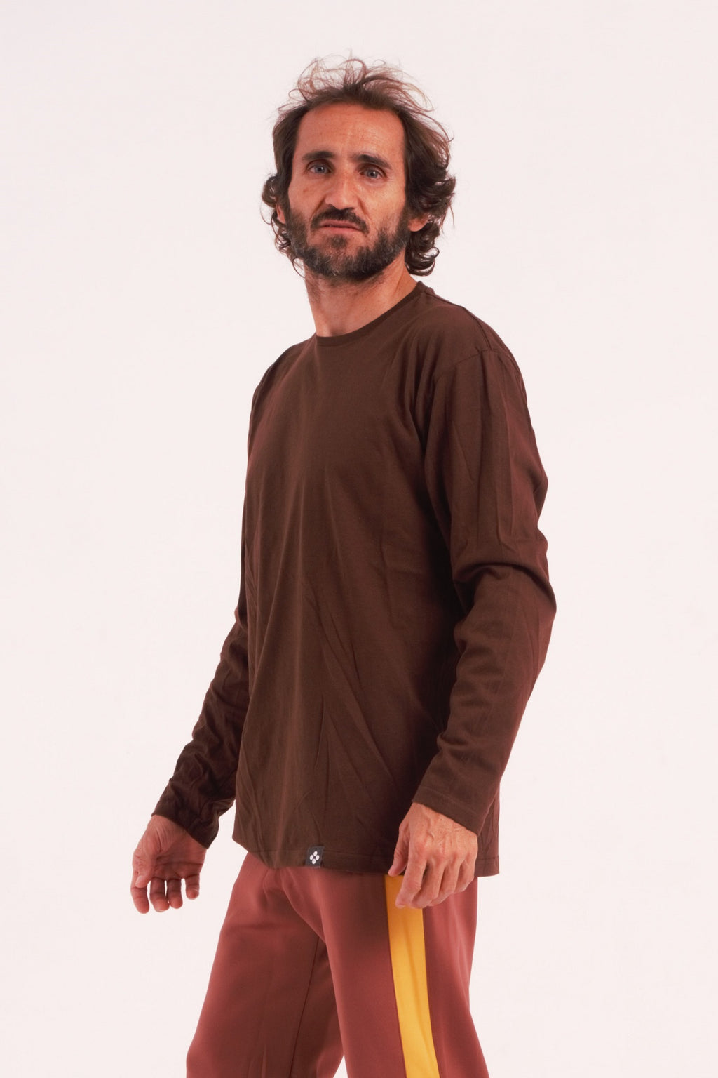 Unisex long-sleeve t-shirt without cuffs, made from 100% pre-shrunk cotton, perfect for contemporary dance practice. Color brown. The ideal t-shirt for contemporary dance.