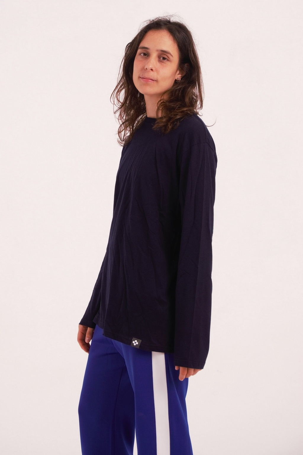 Unisex long-sleeve t-shirt without cuffs, made from 100% pre-shrunk cotton, perfect for contemporary dance practice. Color navy. The ideal t-shirt for contemporary dance.