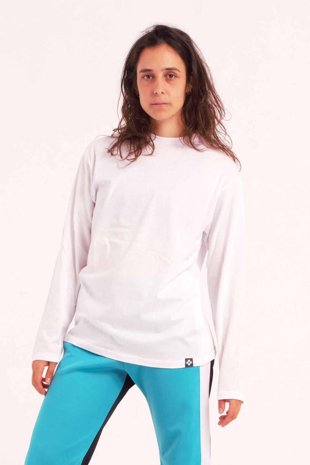 Unisex long-sleeve t-shirt without cuffs, made from 100% pre-shrunk cotton, perfect for contemporary dance practice. Color white. The ideal t-shirt for contemporary dance.