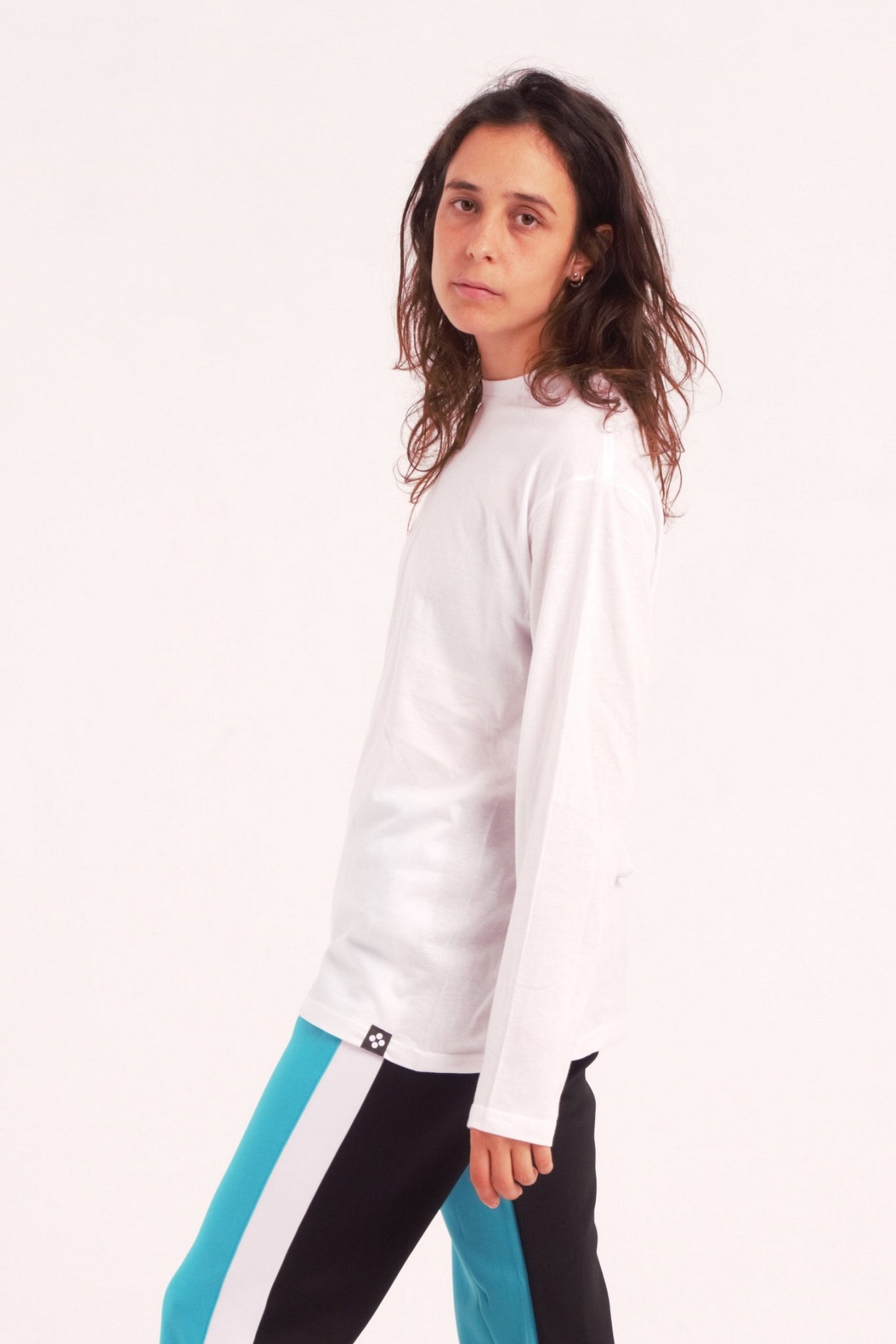 Unisex long-sleeve t-shirt without cuffs, made from 100% pre-shrunk cotton, perfect for contemporary dance practice. Color white. The ideal t-shirt for contemporary dance.