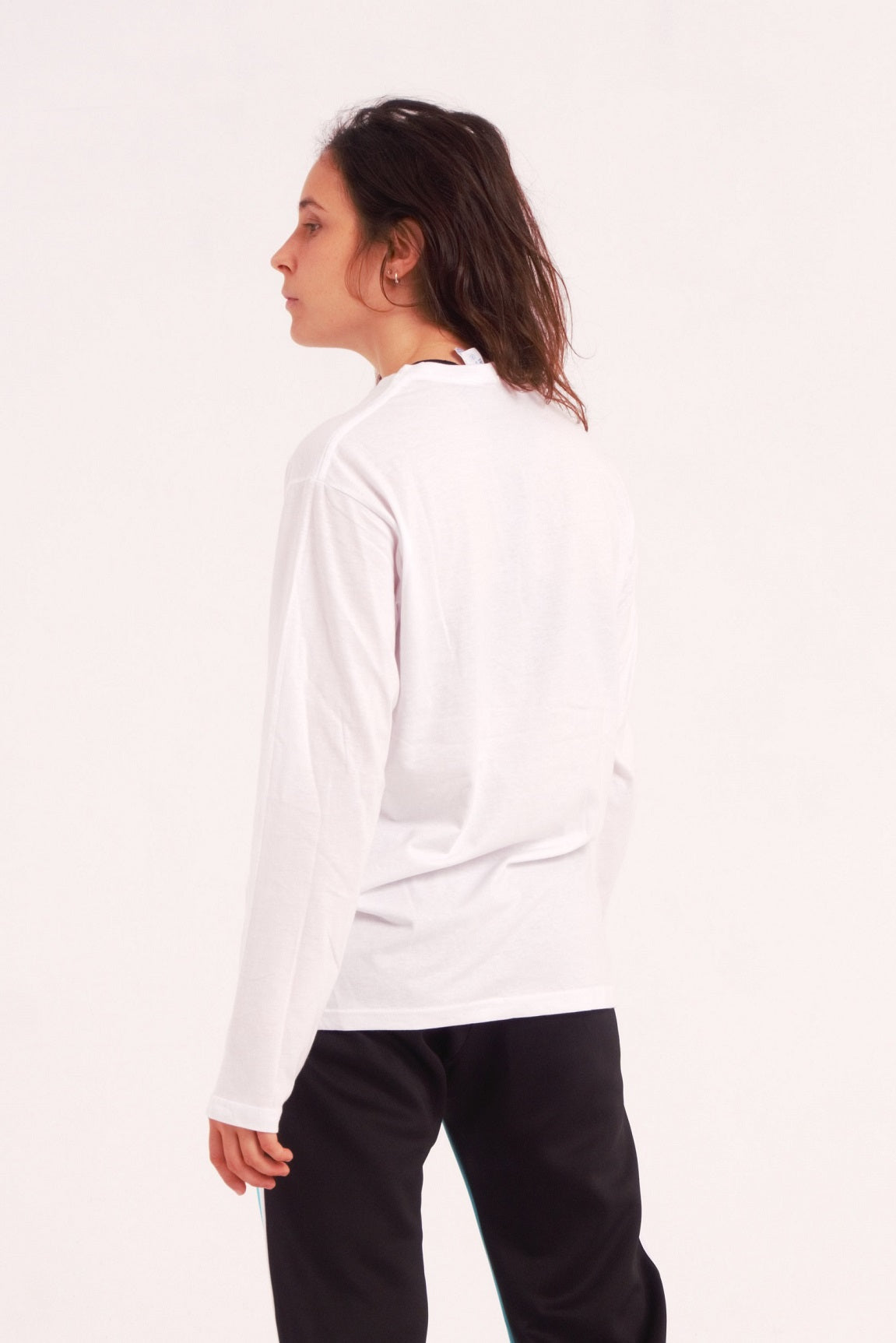 Unisex long-sleeve t-shirt without cuffs, made from 100% pre-shrunk cotton, perfect for contemporary dance practice. Color white. The ideal t-shirt for contemporary dance.