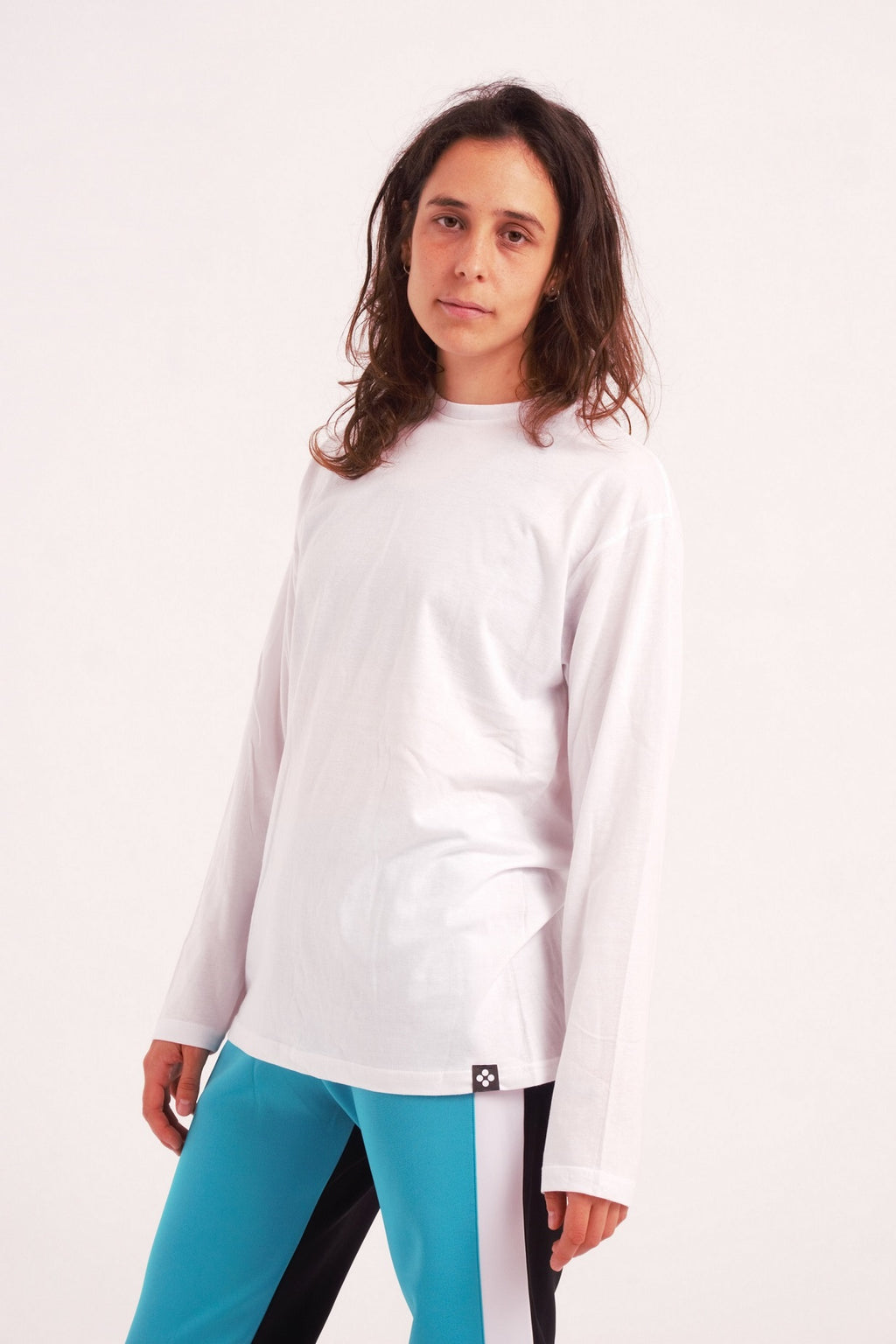 Unisex long-sleeve t-shirt without cuffs, made from 100% pre-shrunk cotton, perfect for contemporary dance practice. Color white. The ideal t-shirt for contemporary dance.