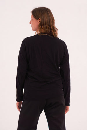 Unisex long-sleeve t-shirt without cuffs, made from 100% pre-shrunk cotton, perfect for contemporary dance practice. Color black. The ideal t-shirt for contemporary dance.